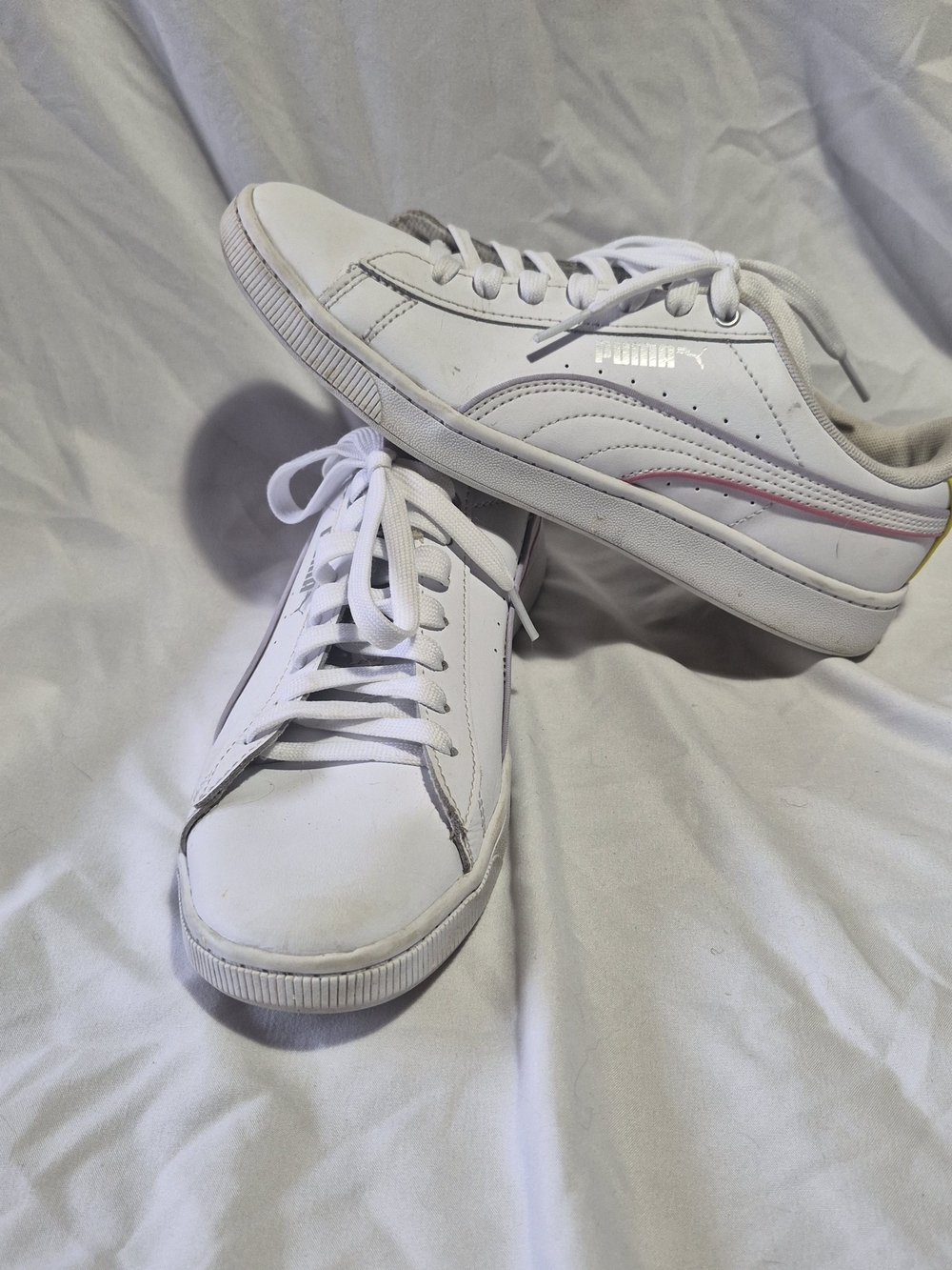 Puma Women’s White Low-Top Sneakers with Subtle Pink Accent Size 7